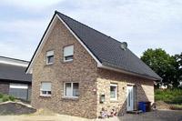 Kleines Einfamilienhaus Massivhaus, 100qm Wohnfläche, Erdwärmepumpe, außen liegender Schornstein, Effizienzhaus 70