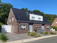 Doppelhaus in Münster, NRW, Flachdachgiebel, Flachdachgaube, Fertiggaragen, Eingang überdacht und springt zurück, Klinker