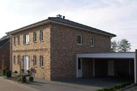 Stadtvilla mit Zeltdach, Vollkeller, Mauerwerk-Verzierungen, Sandstein Fensterbänke, Erdwärme, Doppelcarport, Kamin
