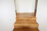 Anschluss Treppe Flur im Dachgeschoss, einheitlich Parkett Holz; Bodenbeläge DG Parkett, Malerarbeiten weiß, Vliestapete