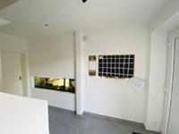 Aquarium ist in der Wand eingelassen - Wand zwischen Diele und Wohnen, Einfamilienhaus in Niedersachsen, Osnabrück
