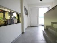 Aquarium ist in der Wand eingelassen - Wand zwischen Diele und Wohnen, Einfamilienhaus in Niedersachsen, Osnabrück