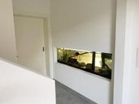 Aquarium ist in der Wand eingelassen - Wand zwischen Diele und Wohnen, Einfamilienhaus in Niedersachsen, Osnabrck