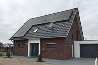 Modernes Haus mit Satteldach, Greven, Baugebiet Wöste, Klinker-Putz-Fassade, Erker mit Flachdach, Lisenen im Eingangsbereich
