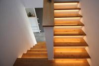 Betontreppe mit Holzstufen, Beleuchtung LED