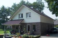Massivhaus in Gronau (Heek, Ahaus, NRW), Erker mit Schleppdach, Terrassenüberdachung mit Dachabschleppung