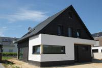 Außenansichten Niedrigenergiehaus, Architektenhaus in Osnabrück, farbige Dachrinnen, Fallrohre, Dachüberstände