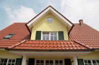 Mediterranes Landhaus mit Fensterläden (farbig) in Neuenkirchen bei Rheine, Sprossen, Säulen, Balkon, Ausbauten, Putz