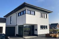 Bauhaus mit Walmdach, schmale Stadtvilla 7m Breite, überdachte Terrasse, Eingang über Eck, zurückspringend, farbige Dachüberstände