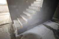 Geradläufige / gerade Betontreppe im Rohbau