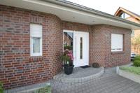 Winkelbungalow / Bungalow Massivhaus NRW - Eingang berdacht und abgerundet - Klinkerbauweise