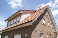 Landhaus in Greven (NRW, Münsterland), Teilkeller, Erdwärme, Schleppgauben, Sprossenfenster, Rundbögen über Fenster