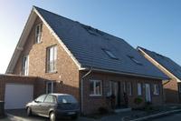 Klassisches Doppelhaus in Sendenhorst Albersloh, sichtbare Pfettenköpfe, Außengitter Fenster, Giebel Gartenseite, Garage