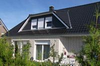 Klassisches Doppelhaus in Massivbauweise, Verblendfassade, weißer Verblendstein, Trapezgaube, dritter Giebel, Lengerich