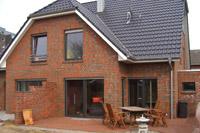 Doppelhaus Klassik bei Bocholt, Borken, Krüppelwalmdach, Gauben mit Zink-Verkleidung, farbige Fenster, Klinker