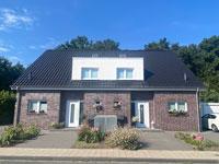 Doppelhaus in Münster, NRW, Flachdachgiebel, Flachdachgaube, Fertiggaragen, Eingang überdacht und springt zurück, Klinker