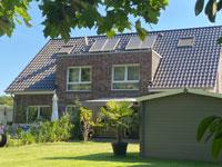 Doppelhaus in Münster, NRW, Flachdachgiebel, Flachdachgaube, Fertiggaragen, Eingang überdacht und springt zurück, Klinker