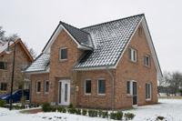 Dreigiebelhaus Massivhaus in Ladbergen, Erker, Hauseingang überdacht, Carport + massiven Geräteraum, Erdwärmepumpe