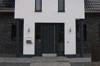 Architektenhaus in Vreden, Südlohn, Stadtlohn, Frontspieß, Säulen, farbige Fenster, Haustür flügelüberdeckendes Türblatt