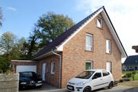 KfW Effizienzhaus 70 mit Erdwärmepumpe in Lengerich NRW, Klinkerfassade, Satteldach, Dreischeibenverglasung, FBH