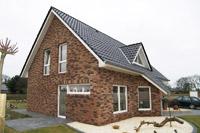 Massivhaus, Erdwärmehaus im Emsland, Haselünne, Dreieckgaube, Erker spitz herausgezogen, DFF mit 3-fach Verglasung