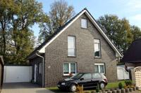 Einfamilienhaus Erdwärme Neubausiedlung NRW, Effizienzhaus 70, Klinker, Satteldach mit Tondachpfannen, Geothermie