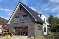 Giebelständiges Einfamilienhaus in Wallenhorst, Eingang traufenständig, Wärmepumpe, Lüftungsanlage, Hebe-Schiebe-Tür