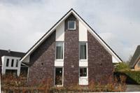 Einfamilienhaus Massivhaus in Raesfeld, NRW, Putzstreifen zur optischen Gliederung der Fassade, Erdwärmepumpe, Klinker