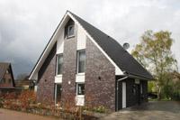 Einfamilienhaus Massivhaus in Raesfeld, NRW, Putzstreifen zur optischen Gliederung der Fassade, Erdwärmepumpe, Klinker