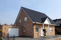 Einfamilienwohnhaus mit Erdwärmeheizung, Vollkeller, Eingangsüberdachung, Säulen, Verblendfassade, Satteldach, Garage