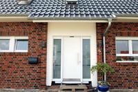 Massivhaus Lengerich Ladbergen - Dachschleppe, Lisenen, Klinker Putz Fassadenkombination