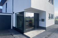 Bauhaus mit Walmdach, schmale Stadtvilla 7m Breite, überdachte Terrasse, Eingang über Eck, zurückspringend, farbige Dachüberstände