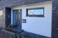 Überdachter Eingang / zurückspringender Eingang - 2-Familienhaus, Stadtvilla als Staffelgeschoss in Warendorf, NRW, KfW Effizienzhaus, Balkon, Dachterrasse, Erdwärmepumpe
