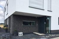 Eingang überdacht, Klinker-Putz-Fassade in Tecklenburg