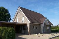Individuelles Einfamilienhaus Wohnhaus, hochgezogener Eingangsbereich, Erker mit Schleppdach, dritter Giebel, Geothermie