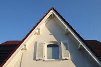 Landhaus in Putzbauweise mit Fensterläden / Klappläden in Stadtlohn, Friesengiebel,, Garage mit Zink - Umrandung