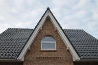 Friesenhaus, Landhaus in Gescher (Borken, Stadtlohn, Coesfeld), Rundbogenfenster, Pfettenköpfe, Erdwärmepumpe, Erker