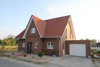 KfW 55 Haus, Lengerich, Luft-Wärme-Pumpe, Lüftungsanlage mit Wärmerückgewinnung, Garage, Friesengiebel, bauen am Hang
