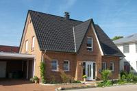 Landhaus, Klinkerbauweise, Sprossenfenster, Rundbögen über Fenster (Stich), Viergiebelhaus, Solewärmepumpe, Carport