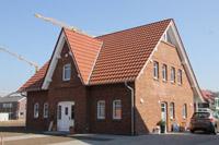 Friesenhaus Landhaus Massivhaus in Telgte, dezentrale Lüftungsanlage, Panoramafenster, aufgesetzte Sprossen, Rundbögen