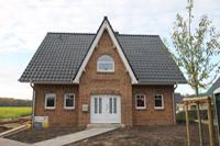 Friesenhaus, Landhaus in Gescher (Borken, Stadtlohn, Coesfeld), Rundbogenfenster, Pfettenköpfe, Erdwärmepumpe, Erker