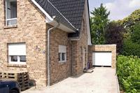 Friesenhausgiebel Massivhaus mit Erdwärmepumpe, Tondachziegel, Klinkerfassade, Kastengesims, Effizienzhausbauweise