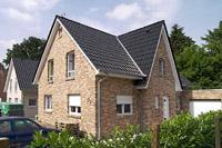 Friesenhausgiebel Massivhaus mit Erdwärmepumpe, Tondachziegel, Klinkerfassade, Kastengesims, Effizienzhausbauweise