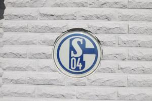 Fussball-Logo im Mauerwerk eingelassen (Schalke 04)
