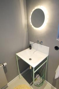 Gäste-WC, Design-Waschtisch, Waschbecken - zwo ARCHITEKTEN Altbausanierung