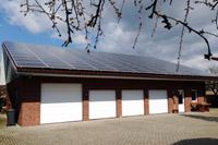 Nebengebäude, massive Garage für drei Autos + einem Pferdeanhänger + Werkstatt inkl. Photovoltaikanlage (PV-Anlage)