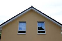 Gelber Putzbau, Massivbau, Erdwärmeheizung, Erker, Garage, Putzfassade, Satteldach 35 Grad Dachneigung, FBH