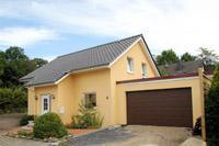 Gelber Putzbau, Massivbau, Erdwärmeheizung, Erker, Garage, Putzfassade, Satteldach 35 Grad Dachneigung, FBH