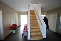 Haus bauen, Massivhaus NRW - gerade Treppe, Beton mit Holzstufen