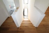 Anschluss Treppe Flur im Dachgeschoss, einheitlich Parkett Holz; Bodenbelge DG Parkett, Malerarbeiten wei, Vliestapete